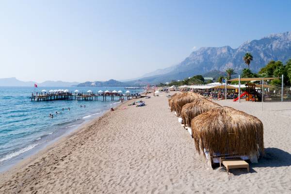 Strand mit Hotelstrand, Sonnenschirmen und Liegen am Seven Seas Hotel Life