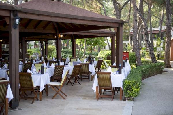 Außenrestaurant des Seven Seas Hotel Life mit bestuhlten Tischen unter einem Pavillon.