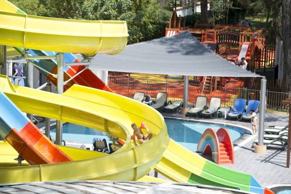 Wasserrutsche und Spielplatz im Freien im Seven Seas Hotel Life.