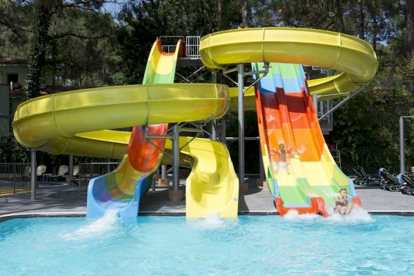 Zwei Kinder rutschen auf bunten Wasserrutschen im Freien am Seven Seas Hotel Life.