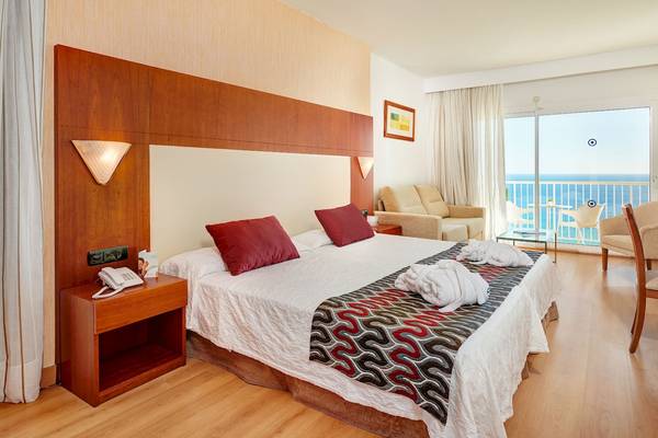 Zimmer im CM Castell de Mar Hotel mit Blick auf den Balkon und das Meer.
