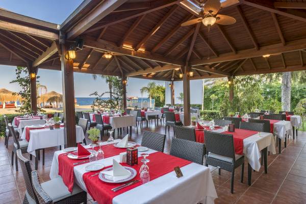 Terrasse des Seven Seas Hotel Life mit gedeckten Tischen und Blick auf das Meer.