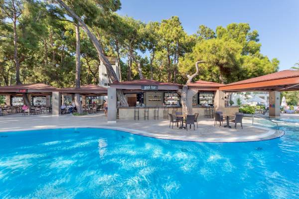 Poolbar des Seven Seas Hotel Life mit Gästen und blauem Wasser.