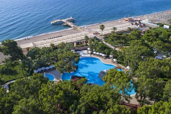 Luftaufnahme des Seven Seas Hotel Life mit zwei Pools, Sonnenliegen, und Blick auf den Strand und das Meer.