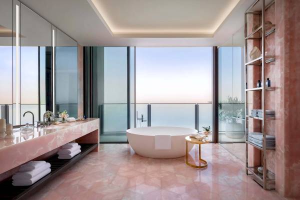 Ein Badezimmer im Atlantis The Royal Hotel mit Blick auf das Meer.