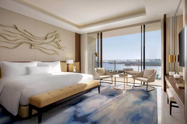 Innenansicht der Suite im Atlantis The Royal Hotel mit Blick auf den Ozean.