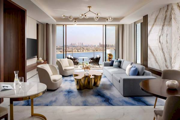 Wohnzimmer von Atlantis The Royal mit Blick auf die Stadt und das Meer.