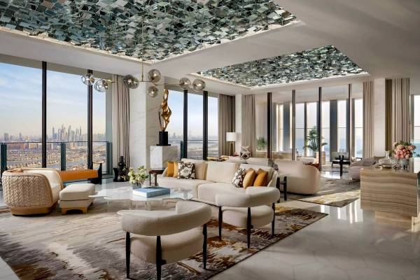 Luxuriöses Wohnzimmer im Atlantis The Royal Hotel mit großen Fenstern, Marmorboden und modernen Möbeln.