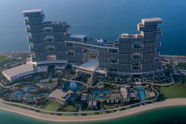 Luftaufnahme des Atlantis The Royal Hotels mit Pools und Meer im Hintergrund