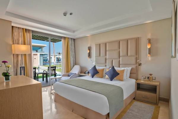 Luxuriöses Zimmer im Rixos Premium Magawish Suites & Villas Hotel mit Blick auf den Garten.