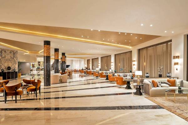 Hotellobby-Loungebereich des Rixos Premium Magawish Suites & Villas mit modernen Möbeln und einer Marmorbodengestaltung.