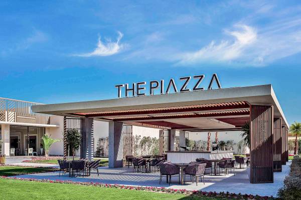 Außenbereich des Rixos Premium Magawish Suites & Villas mit der Piazza-Überdachung