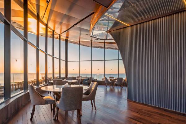 Innenansicht des Restaurants im Rixos Premium Magawish Suites & Villas mit Blick auf das Meer.