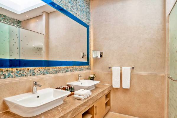 Badezimmer mit Doppelwaschbecken im Rixos Premium Magawish Suites & Villas.
