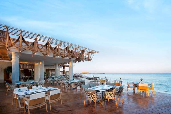 Außenterrasse-Restaurant des Rixos Premium Magawish Suites & Villas mit Blick auf das Meer