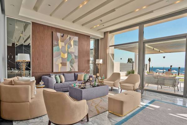 Luxuriöses Wohnzimmer im Rixos Premium Magawish Suites & Villas mit Blick auf das Meer.