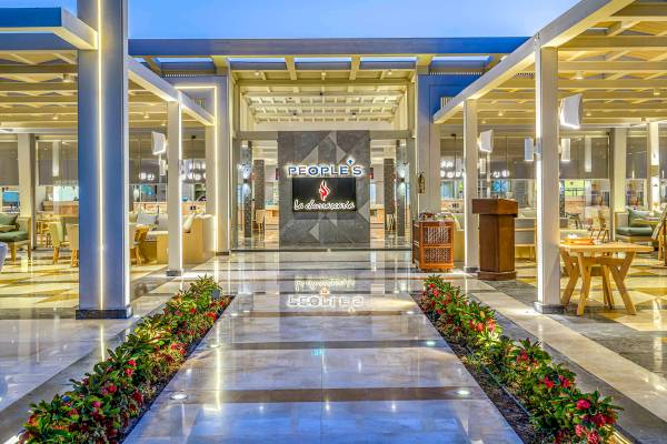 Empfangsbereich des Rixos Premium Magawish Suites & Villas Hotels mit Pflanzen und Möbeln.