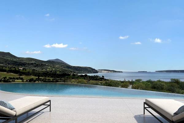 Poolbereich des Mandarin Oriental, Costa Navarino mit Blick auf das Meer und die Berge.