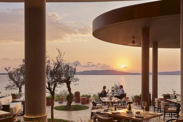 Mandarin Oriental, Costa Navarino: Aussicht auf den Sonnenuntergang vom Essbereich aus.