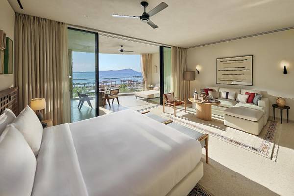 Suite im Mandarin Oriental, Costa Navarino mit Meerblick und offenem Balkon.