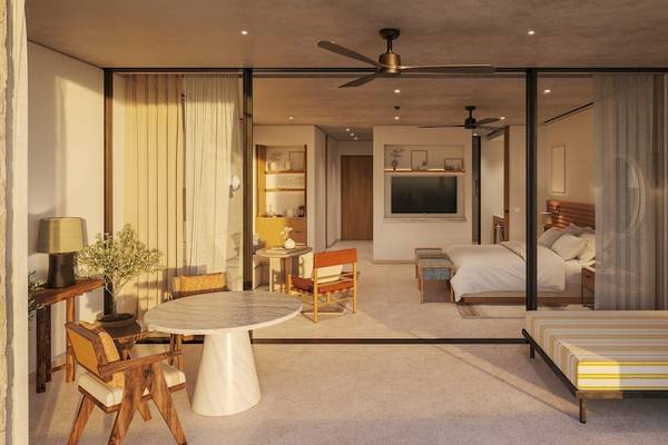 Innenansicht des Schlafzimmers im Mandarin Oriental, Costa Navarino Hotel mit Bett, Tisch und Sofa.