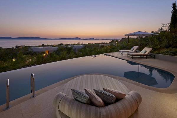 Sonnenuntergang am Pool des Mandarin Oriental, Costa Navarino mit Blick auf das Meer