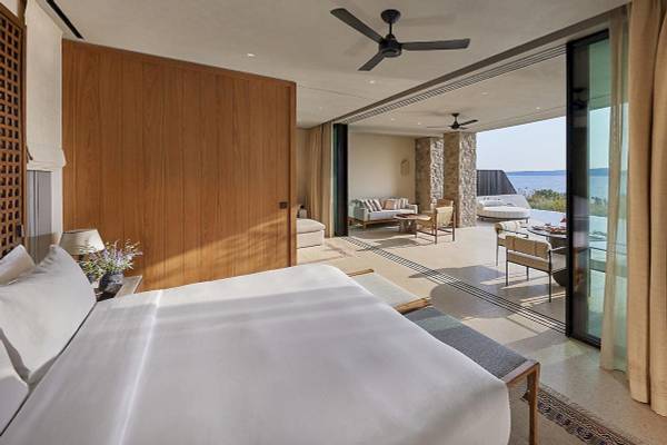 Innenansicht der Suite im Mandarin Oriental, Costa Navarino mit Blick auf das Meer.