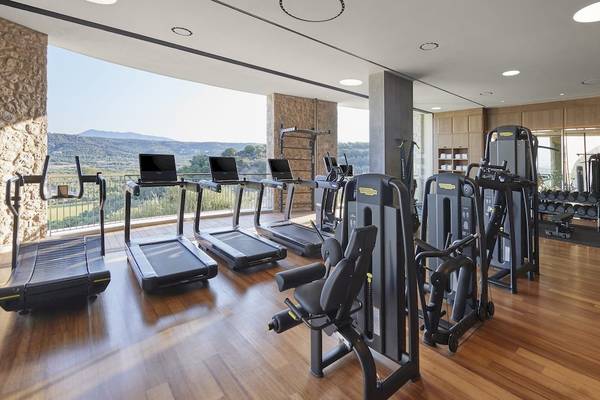 Fitnessstudio im Mandarin Oriental, Costa Navarino mit Blick auf die Berge