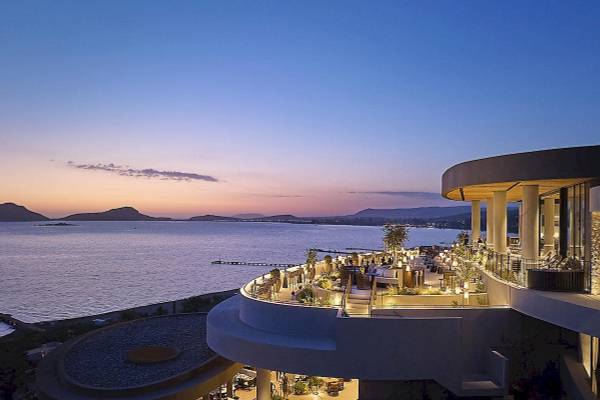 Abendlicher Blick auf das Mandarin Oriental, Costa Navarino mit Blick auf das Meer und die Berge