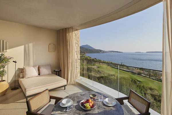 Balkon des Mandarin Oriental, Costa Navarino mit Blick auf das Meer und einen Golfplatz.
