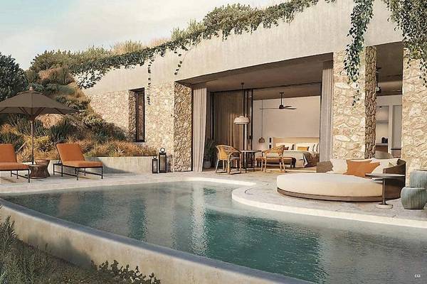 Außenbereich des Mandarin Oriental, Costa Navarino mit Swimmingpool, Sonnenliegen und einem Schirm.