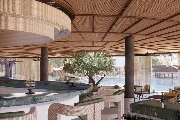 Innenansicht der Poolbar im Mandarin Oriental, Costa Navarino mit Blick auf den Pool und begrünte Terrasse.