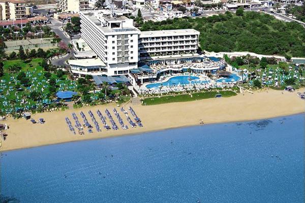Luftaufnahme des Sunrise Beach Hotel in Zypern mit Swimmingpools und Sonnenliegen am Strand.