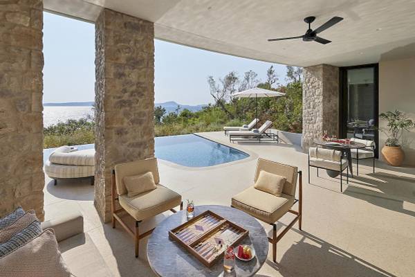 Außenterrasse des Mandarin Oriental, Costa Navarino mit Blick auf den Pool und das Meer.