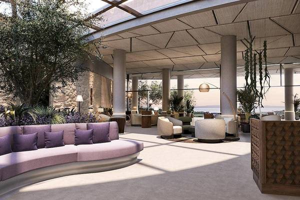 Lobby des Mandarin Oriental, Costa Navarino mit moderner Einrichtung und Panoramablick auf das Meer.