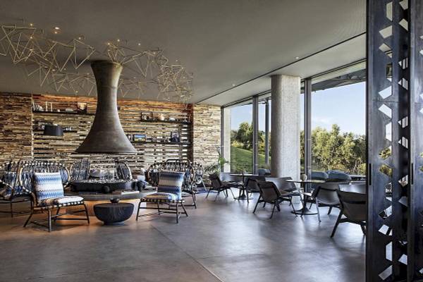 Innenbereich des Mandarin Oriental, Costa Navarino mit modernen Möbeln und offenen Fenstern.