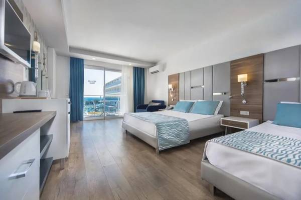Hotelzimmer mit zwei Betten, Balkon und Meerblick im Eftalia Ocean