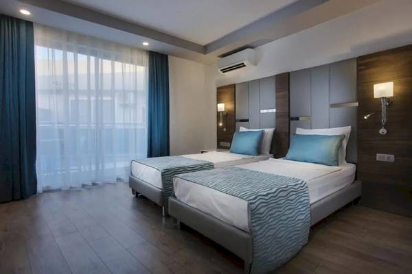 Doppelbett-Zimmer im Eftalia Ocean Hotel mit moderner Einrichtung und Blick auf die Stadt.