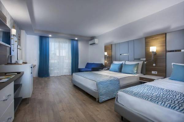 Doppelzimmer im Eftalia Ocean Hotel mit modernen Möbeln und hellem Holzboden.