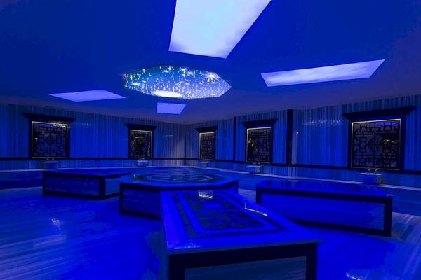 Spa-Bereich im Eftalia Ocean Hotel mit blauer Beleuchtung und Liegen.