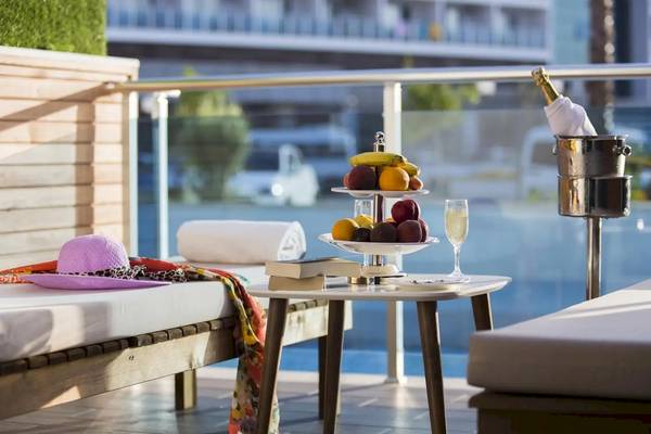 Eftalia Ocean Hotel - Poolseite mit Früchtekorb, Sektgläsern und einer Flasche Champagner.