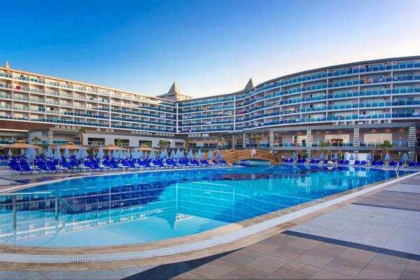 Außenbereich des Eftalia Ocean Hotels mit Swimmingpools und Sonnenliegen.
