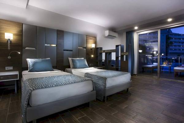 Doppelzimmer im Eftalia Ocean Hotel mit zwei Betten, moderner Einrichtung und Stadtblick.