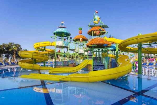 Wasserpark im Eftalia Ocean Hotel mit großen gelben Wasserrutschen und bunten Strukturen