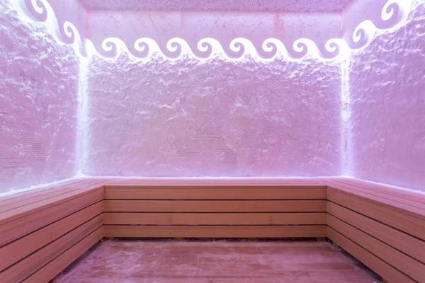 Rosa beleuchtete Sauna im Eftalia Ocean Hotel mit hölzernen Sitzbänken