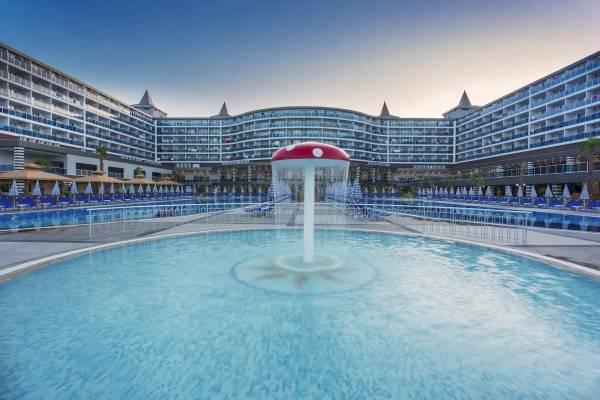 Außenbereich des Eftalia Ocean Hotels mit großem Pool und Sonnenliegen.
