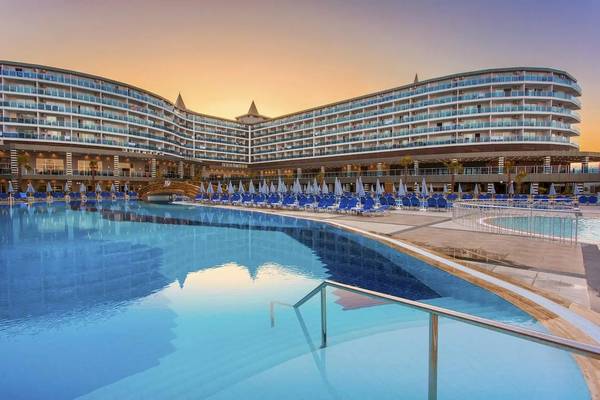 Außenansicht des Eftalia Ocean Hotels mit großem Swimmingpool und Sonnenliegen.
