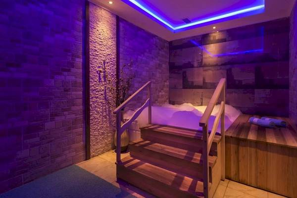 Innenbereich des Eftalia Ocean Hotels mit beleuchteter Sauna und Holztreppe.