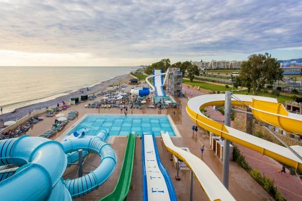 Luftaufnahme des Eftalia Ocean Wasserparks mit mehreren Rutschen und einem Pool.