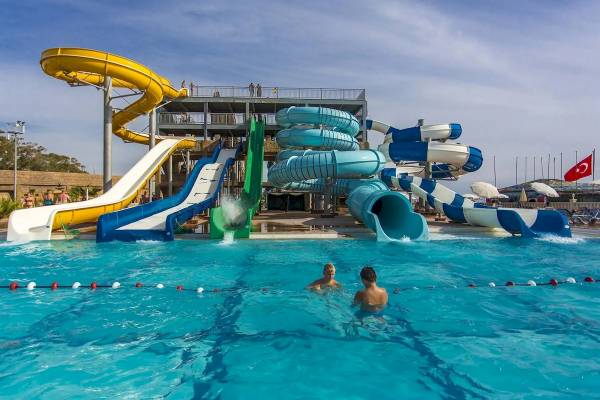 Wasserpark im Eftalia Ocean Hotel mit mehreren Rutschen und Schwimmern